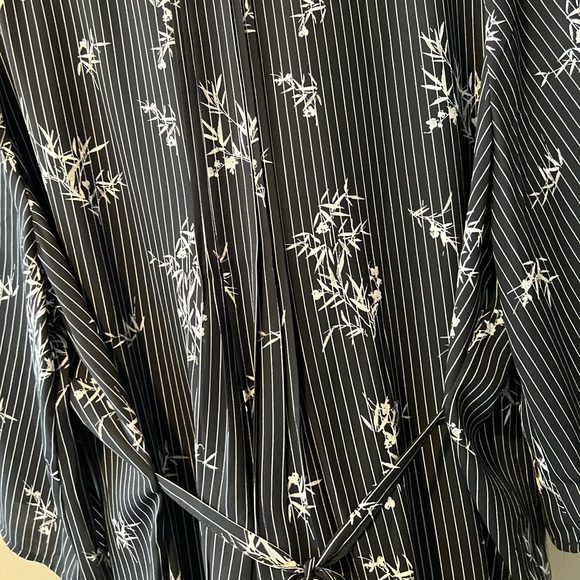 In Every Story Black & White Stripe & Leafy Print Tunic Top w/tie at waist sz 2X - Picture 11 of 12